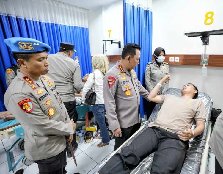 Jenguk Korban Bom Bunuh Diri Polsek Astana Anyar. Kapolri : Tetap Semangat Lindungi Masyarakat. (Foto : ist)