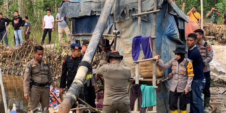 Tim Gabungan Polda Jambi-Polres Tebo Tertibkan PETI. (Foto : ist)