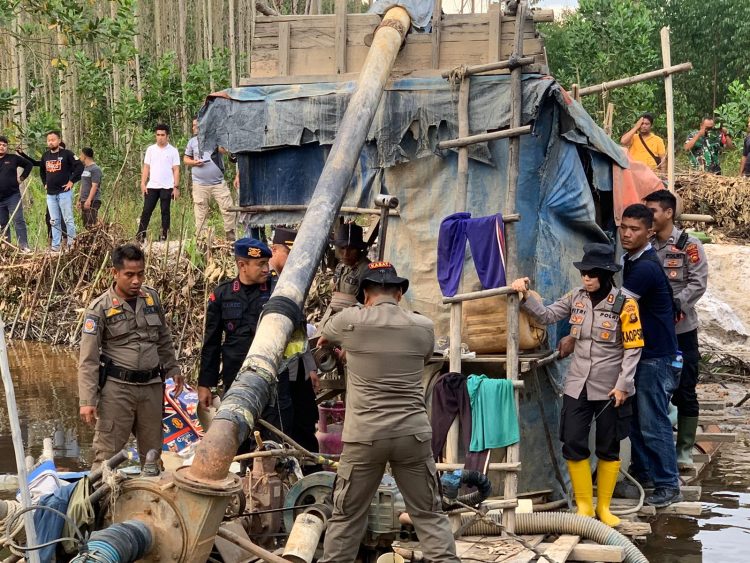 Tim Gabungan Polda Jambi-Polres Tebo Tertibkan PETI. (Foto : ist)