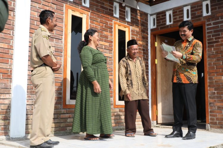 Menteri ATR/Kepala BPN Serahkan Sertipikat Konsolidasi Tanah Langsung ke Rumah Masyarakat. (Foto : ist)