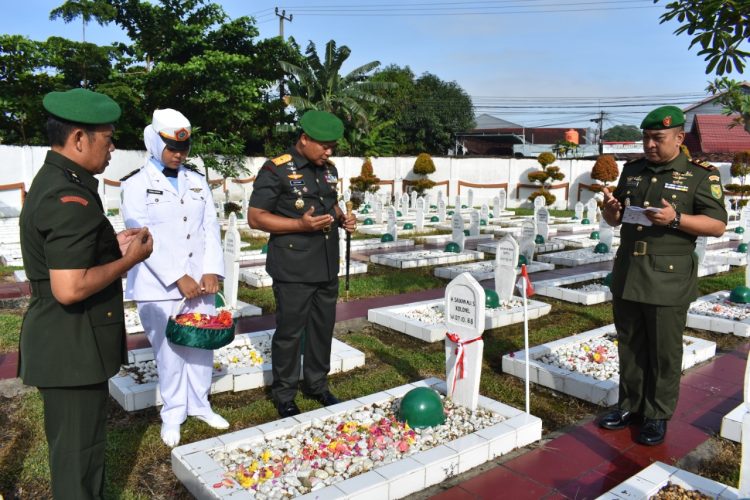 Danrem Gapu Pimpin Ziarah Peringati Hari Juang TNI AD. (Foto : ist)