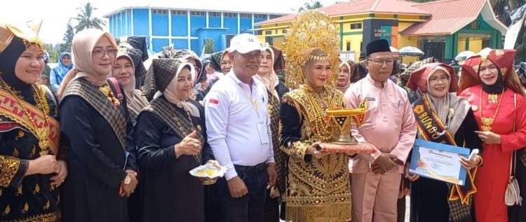 Tak Mau Ketinggalan, Bundo Kanduang Merangin Ikut Meriahkan Pawai Budaya HUT Ke-73 Merangin. (Foto : Yazdi - sinarjambi.com)