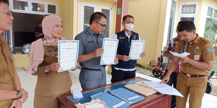 Disdikbud Tanjab Barat Musnahkan Blangko Ijazah. (Foto : Andika - sinarjambi.com)