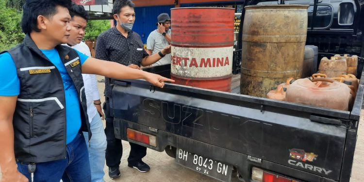 Kapolsek Jaluko dan Tim Rajawali Cek Gudang Diduga Timbun BBM Ilegal. (Foto : ist)
