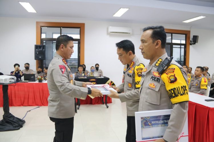 Kapolda Serahkan DIPA 2023 dan Pimpin Penandatanganan Pakta Integritas Satker Jajaran Polda Jambi. (Foto : ist)