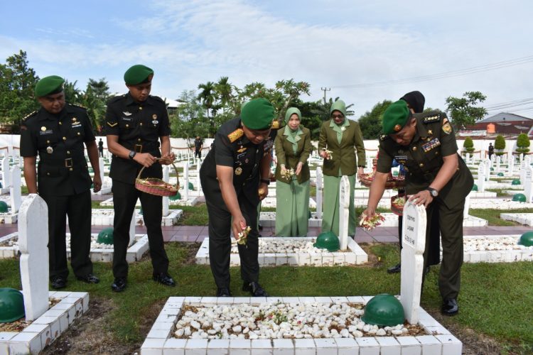 HUT Kodam II/Sriwijaya, Danrem Gapu Pimpin Ziarah di TMP Satria Bhakti. (Foto : ist)