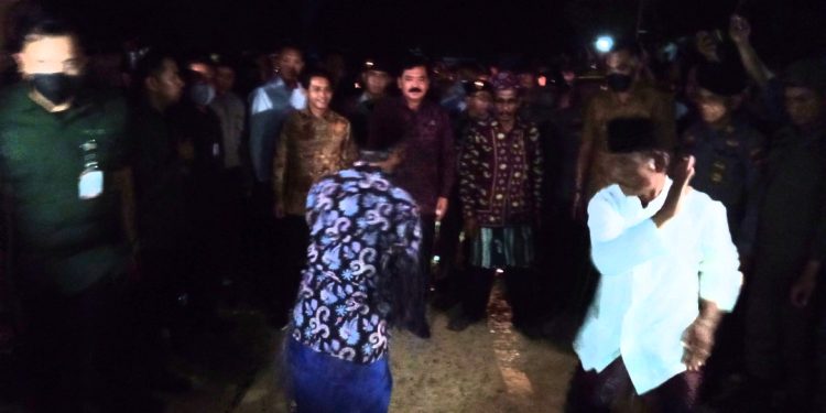 Menteri Hadi Tjahjanto dan Wamen Raja Juli Antoni Disambut Pencak Silat. (Foto : Rolan - sinarjambi.com)