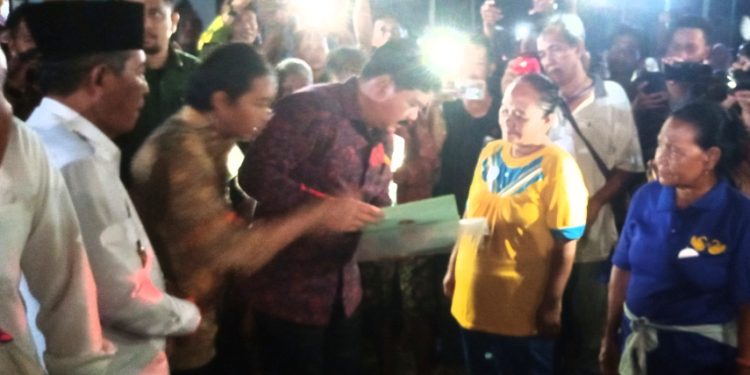 Wagub Jambi (kiri) mendampingi Hadi Tjahjanto dan Raja Juli Antoni menyerahkan sertipikat ke SAD 113. (Foto : Rolan - sinarjambi.com)