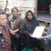 Mislamah (40) warga RT 2 kelurahan Arab Melayu, seberang Kota Jambi terima sertipikat. (Foto : Rolan - sinarjambi.com)