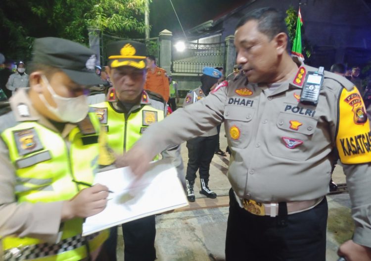 Dhafi saat tinjau Pos Pengamanan di salah satu gereja di kota Jambi. (Foto : Rolan - sinarjambi.com)