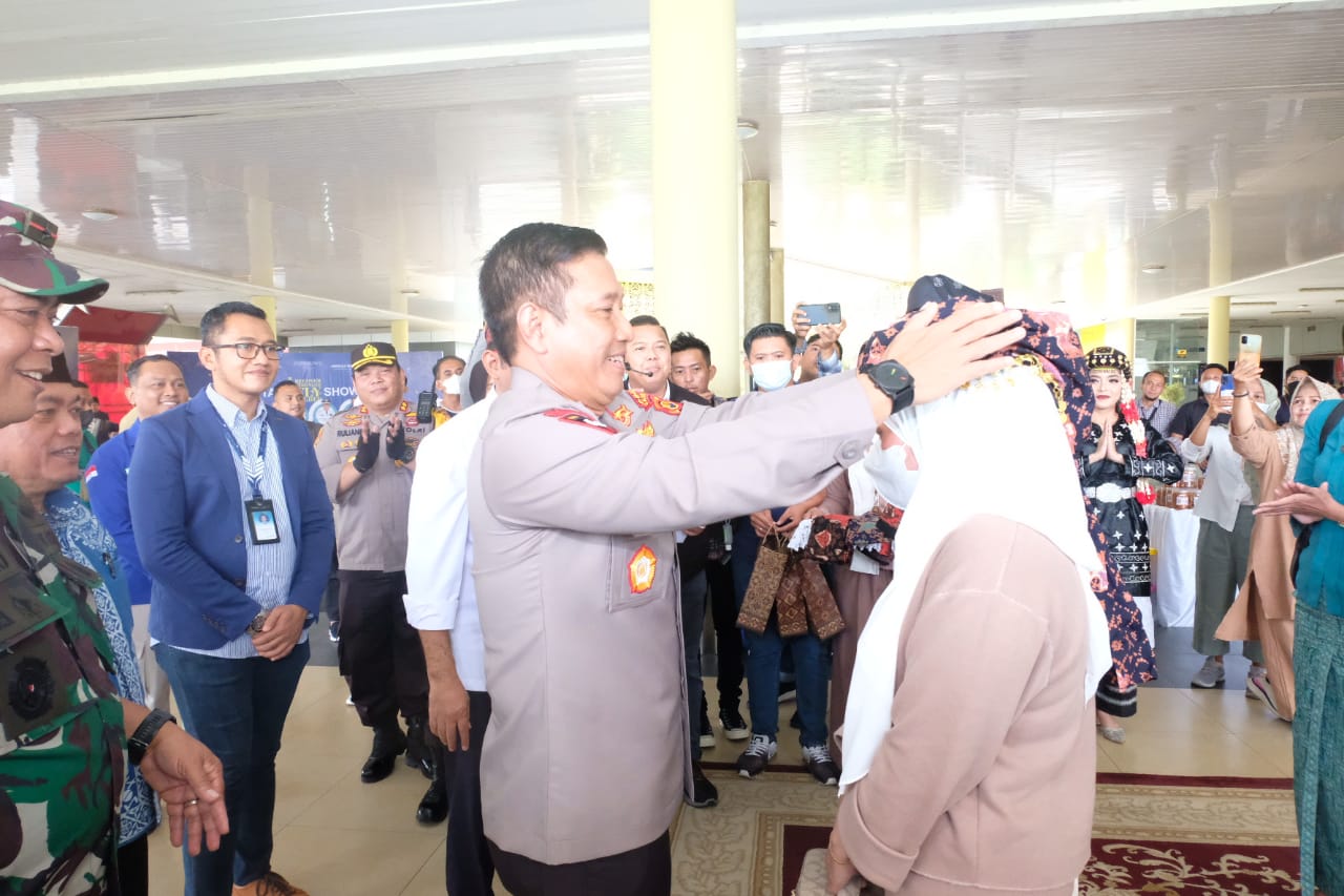 Kapolda Sambut Penumpang Pesawat Pertama di Bandara STS Jambi. (Foto : ist)