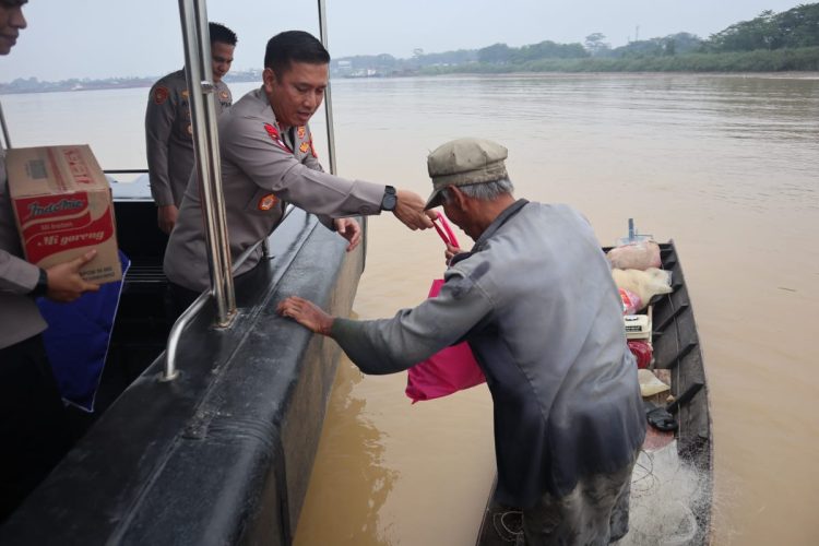 Kapolda Jambi bantu nelayan di pinggiran sungai Batanghari. (Foto : ist)