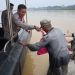 Kapolda Jambi bantu nelayan di pinggiran sungai Batanghari. (Foto : ist)