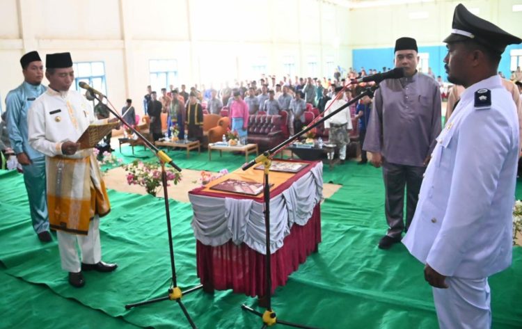 Bupati Merangin Lantik Kades Sialang. (Foto : ist)