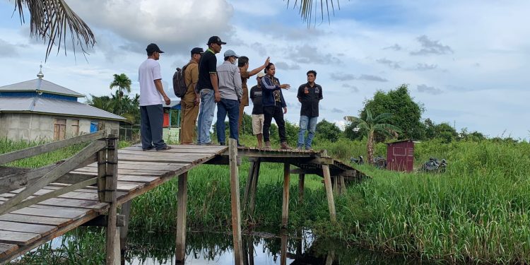 Ketua Komisi II DPRD Tanjab Barat Turun Ke Lokasi Banjir Bram Itam. (Foto : ist)