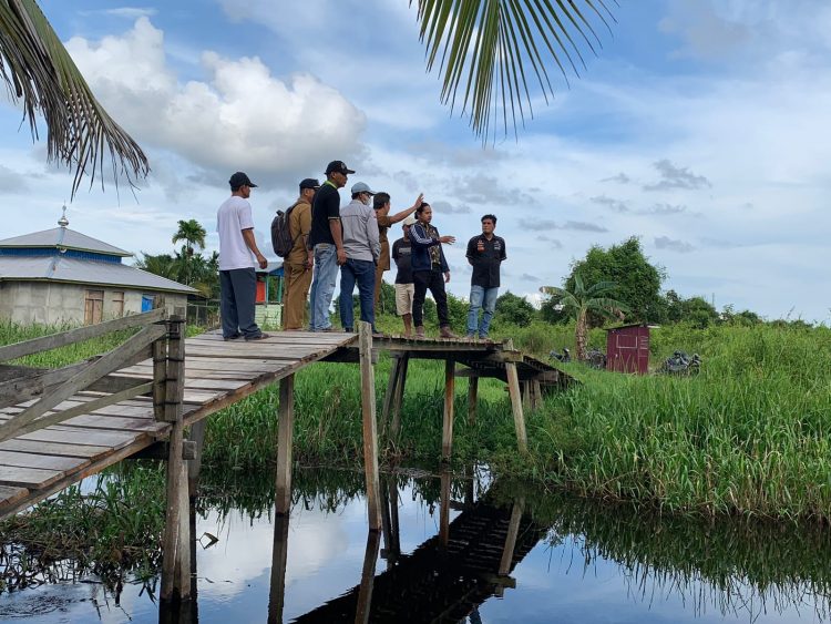 Ketua Komisi II DPRD Tanjab Barat Turun Ke Lokasi Banjir Bram Itam. (Foto : ist)