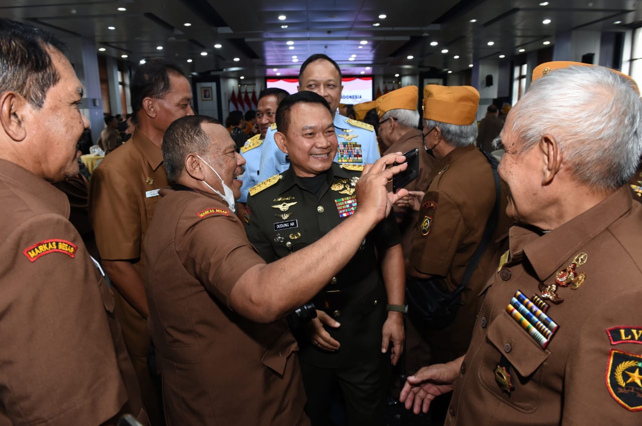 Momen Keakraban KSAD dengan Veteran di Tasyakuran HUT Ke-66 LVRI. (Foto : ist)