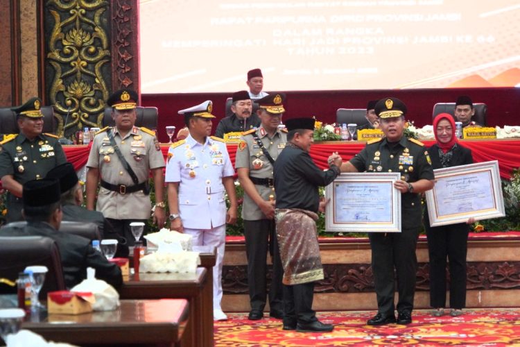 Bersama Danrem Gapu, Pangdam II/Sriwijaya Hadiri Paripurna DPRD HUT Ke-66 Provinsi Jambi. (Foto : ist)