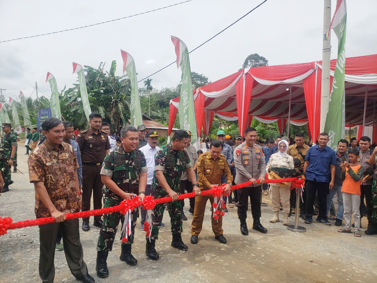 Kapolda Jambi Hadiri Penutupan Karya Bhakti TNI Korem 042/Gapu di Desa Singkawang. (Foto : ist)