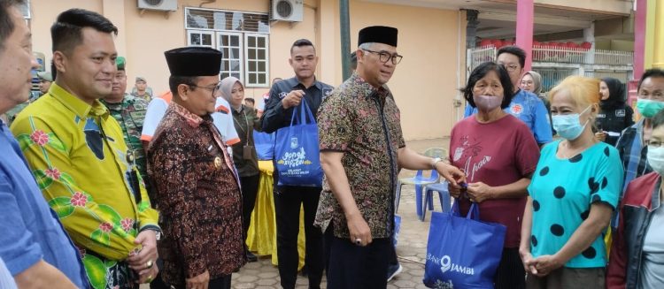 Wako Fasha Serahkan Bantuan Sembako ke Warga Tionghoa. (Foto : Rolan - sinarjambi.com)