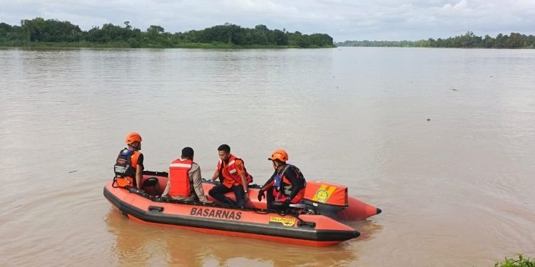 Tim SAR Cari Warga Tenggelam saat Melihat Perangkap Ikan di Sungai Batanghari. (Foto : ist)