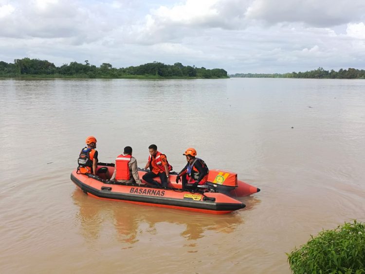 Tim SAR Cari Warga Tenggelam saat Melihat Perangkap Ikan di Sungai Batanghari. (Foto : ist)
