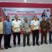 PWI Provinsi Jambi Beri Penghargaan ke Kadiv Humas PT KMH. (Foto : ist)