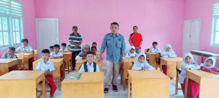 Nasution Terbukti Beri Bantuan Meja Kursi di SDN 312 Rimba Kartika. (Foto : Yazdi - sinarjambi.com)