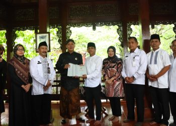 Raja Juli Serahkan Sertipikat Tanah Wakaf kepada Yayasan Sunan Kalijaga Kadilangu. (Foto : ist)