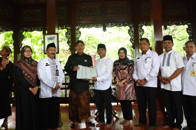 Raja Juli Serahkan Sertipikat Tanah Wakaf kepada Yayasan Sunan Kalijaga Kadilangu. (Foto : ist)