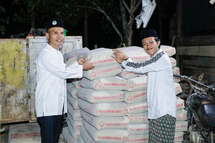 Penyerahan bantuan semen oleh Santri Dukung Ganjar. (Foto : ist)