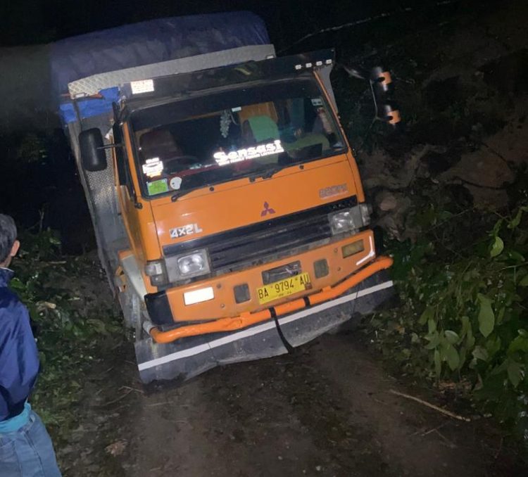 Sempat Bisa Dilalui, Sungai Penuh-Tapan Kembali Tertutup Akibat Truk Terperosok di Tengah Longsor. (Foto : Indojatipos.com)