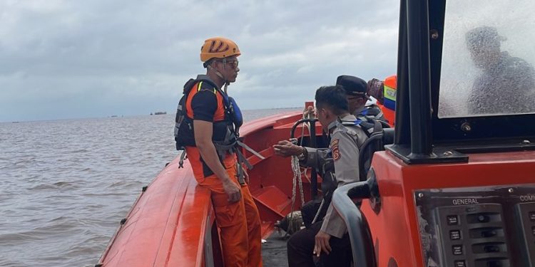 Tim SAR Cari Kapal Nelayan yang Mati Mesin di Perairan Ambang Luar Kuala Tungkal. (Foto : Basarnas Jambi)