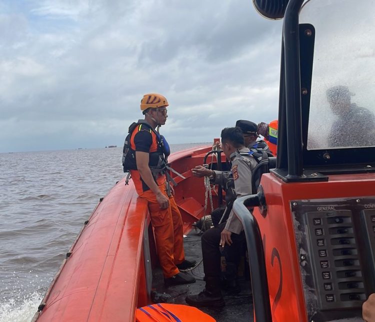 Tim SAR Cari Kapal Nelayan yang Mati Mesin di Perairan Ambang Luar Kuala Tungkal. (Foto : Basarnas Jambi)