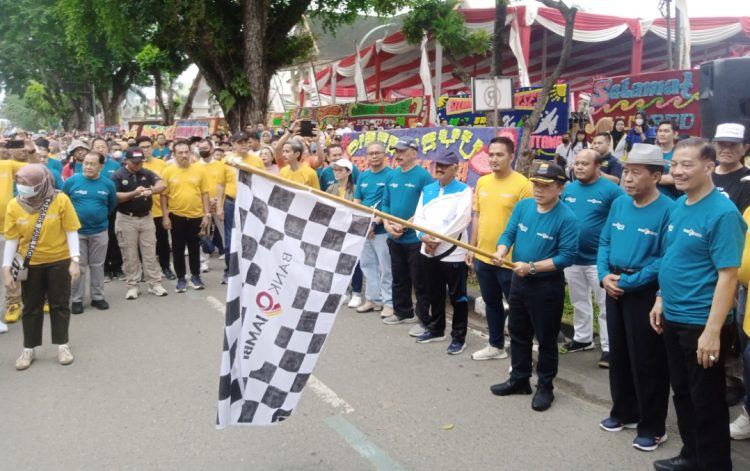 Al Haris melepas peserta Fun Walk dan Fun Bike. (Foto : Rolan - sinarjambi.com)