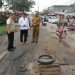 Ivan Wirata dan Ahmad Fauzi bersama pihak PU Provinsi Jambi mengecek kondisi jalan Dr Siwabessy. (Foto : ist)