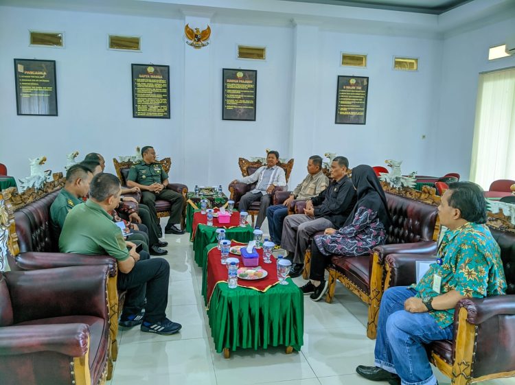 KI Jambi Ajak Korem Gapu Sinergi Sosialisasi Keterbukaan Informasi. (Foto : Penrem Gapu)