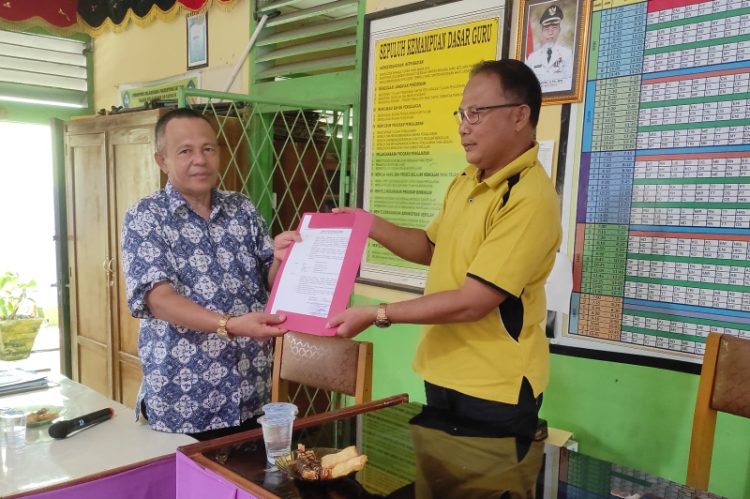 Kepsek SMP 4 Merangin Purna Tugas, Dikbud Merangin Tunjuk Korwas Sebagai Penggantinya. (Foto : Yazdi - sinarjambi.com)