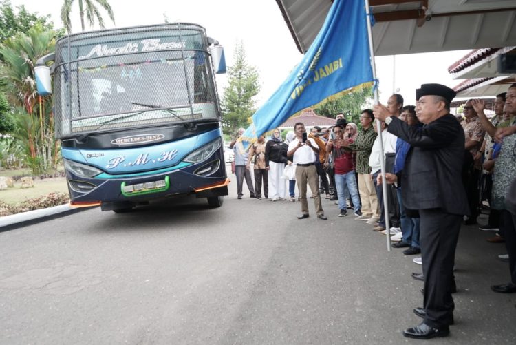 Al Haris Lepas Kontingen PWI Jambi ke HPN 2023 di Medan. (Foto : ist)