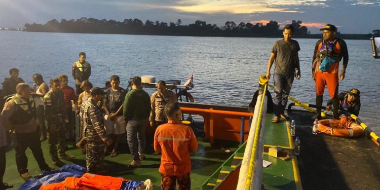 Basarnas Jambi cari ABK korban terjatuh saat bersihkan kapal. (Foto : Basarnas Jambi)