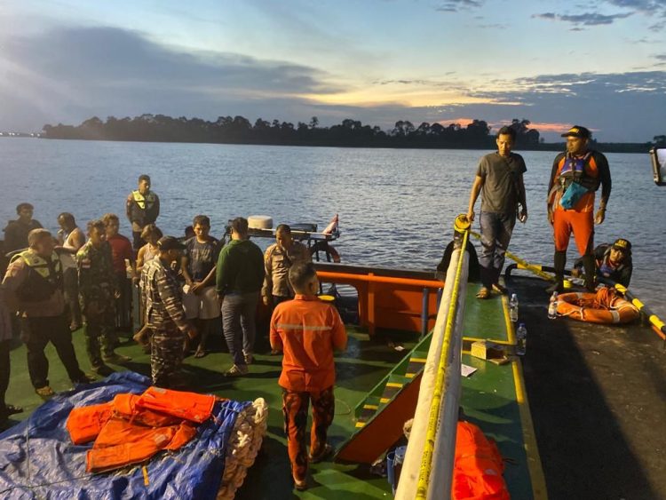 Basarnas Jambi cari ABK korban terjatuh saat bersihkan kapal. (Foto : Basarnas Jambi)