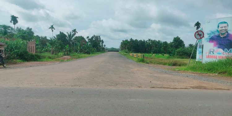 Jalan Masuk Zabag Sirkuit Mulus Berkat CSR PetroChina. (Foto : ist)