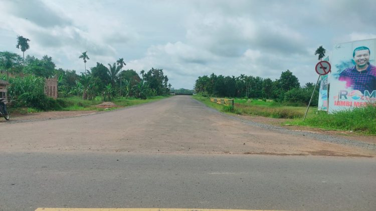 Jalan Masuk Zabag Sirkuit Mulus Berkat CSR PetroChina. (Foto : ist)