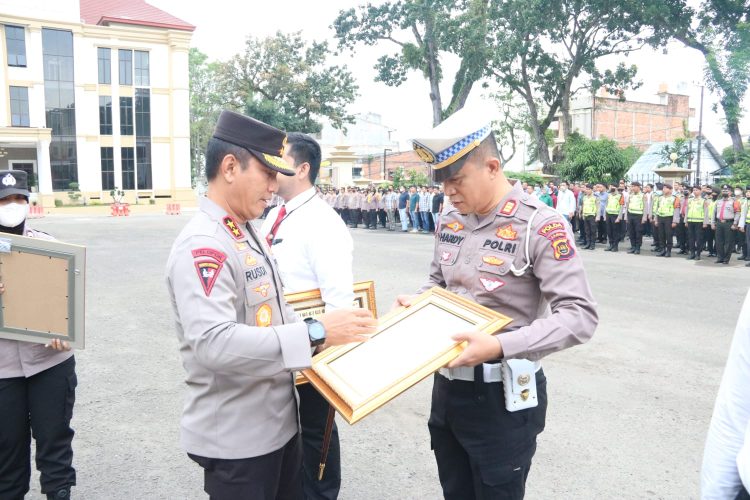 Kapolda Jambi Ganjar Penghargaan Personel Berprestasi. (Foto : ist)