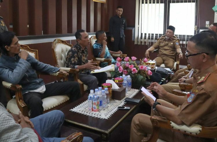 Warga Simpang Limbur Temui Bupati Desak Copot Kepala Puskesmas. (Foto : ist)