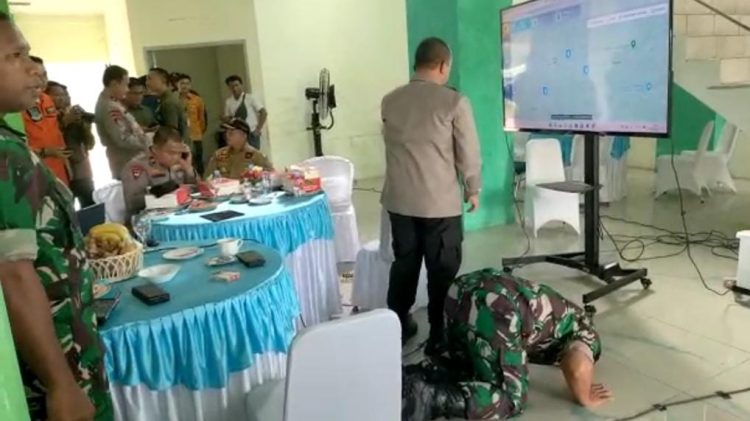 Danrem Gapu Sujud Syukur Rombongan Kapolda Jambi Berhasil Dievakuasi. (Foto : ist)