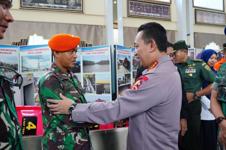 Kapolri Beri Apresiasi ke TNI yang Berputar dan Tim Gabungan Evakuasi Kapolda Jambi. (Foto : ist)