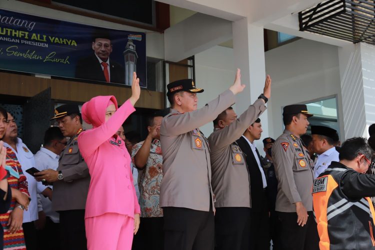 Irjen M Iqbal Lepas Keberangkatan Kapolda Jambi Dirujuk ke Jakarta. (Foto : ist)