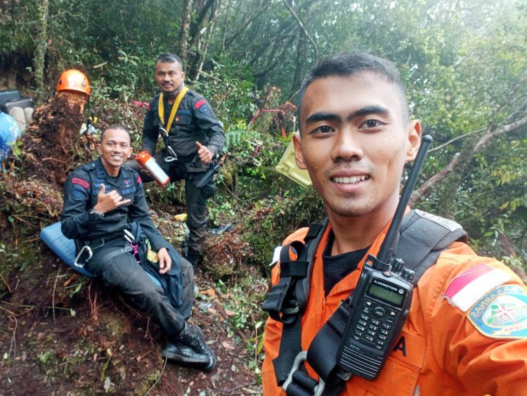 Aan Setiawan, Personil Basarnas Jambi yang Pertama Kali Tiba di Lokasi Heli Mendarat Darurat di Kerinci. (Foto : ist)