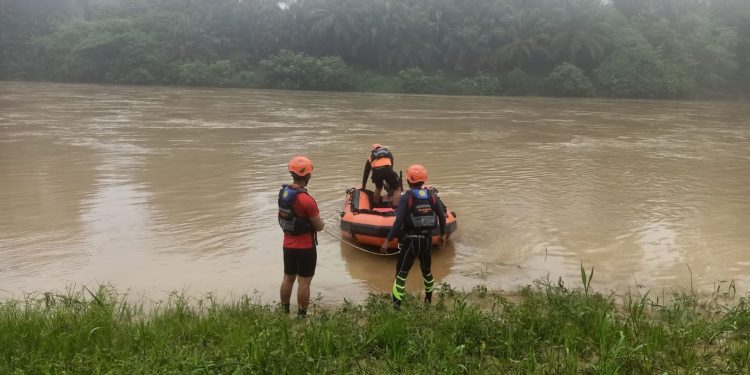 Novrianda Terpeleset dan Jatuh Saat Duduk di Tepi Sungai Batang Tebo. (Foto : ist)